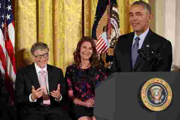 奥巴马在比尔·盖茨授予总统自由勋章时取笑他