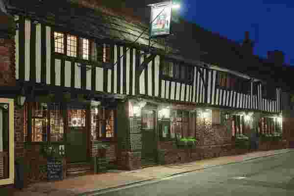 从1397年开业的英国乡村酒吧收集的3个商务提醒