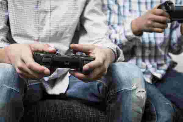 电子游戏可以让你更善于交际。或者，你知道，他们会毁了你的大脑。